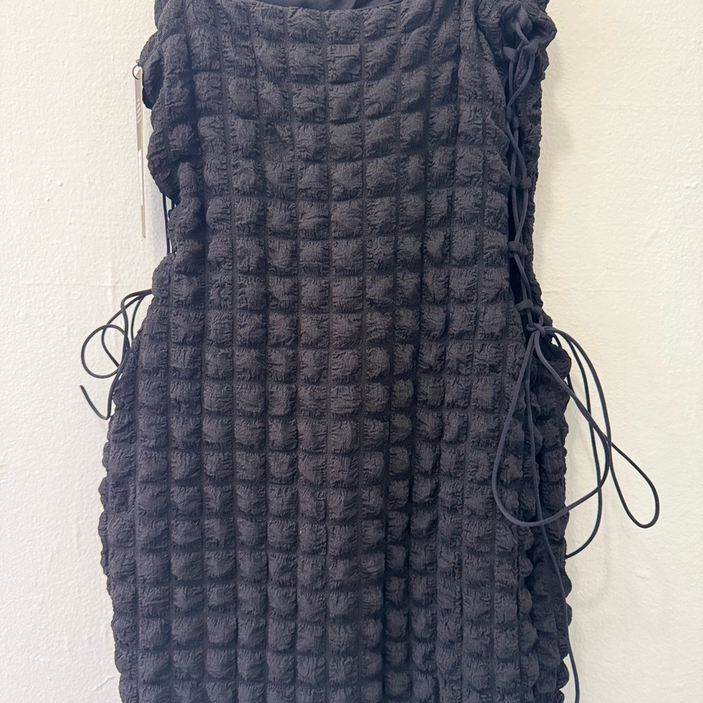 Black Textured Sleeveless Dress - Picture 2 of 4